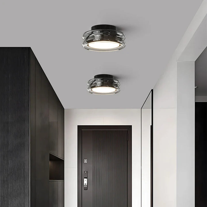 Moderne Deckenleuchte mit Glasschirm