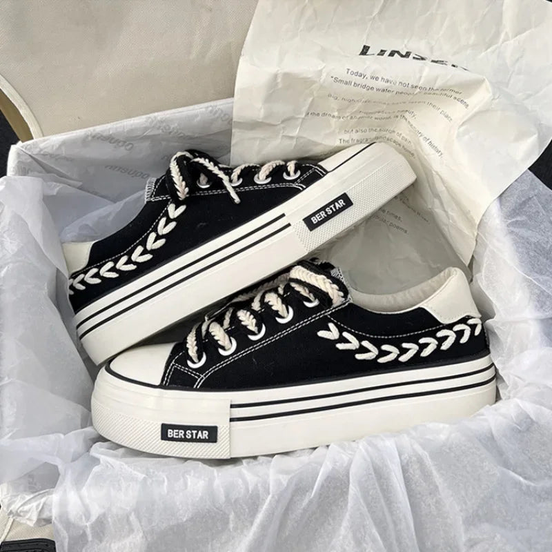 Damenschuhe mit hohen Sohlen