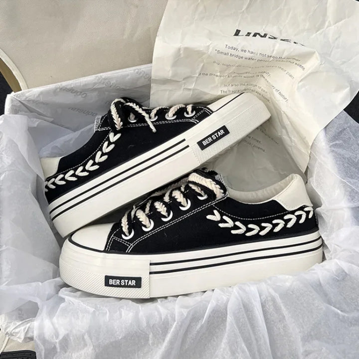 Damenschuhe mit hohen Sohlen