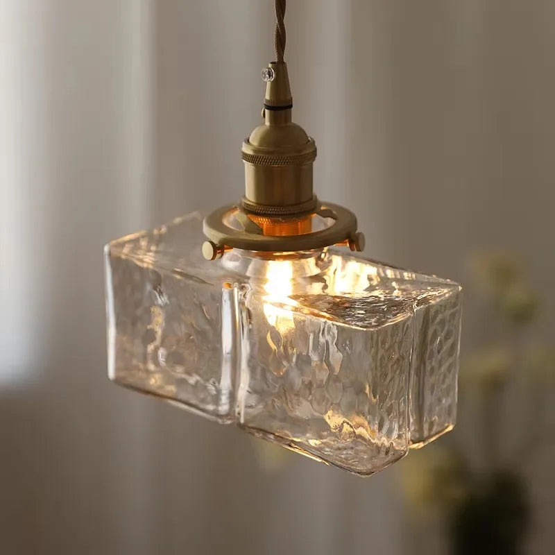 Vintage-Pendelleuchte mit Glasschirm und Messingfinish