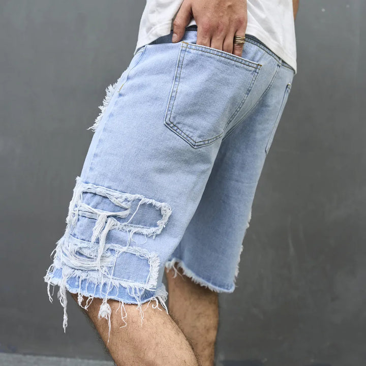 Kurze Denim-Shorts für Männer mit auffälligen Fransen