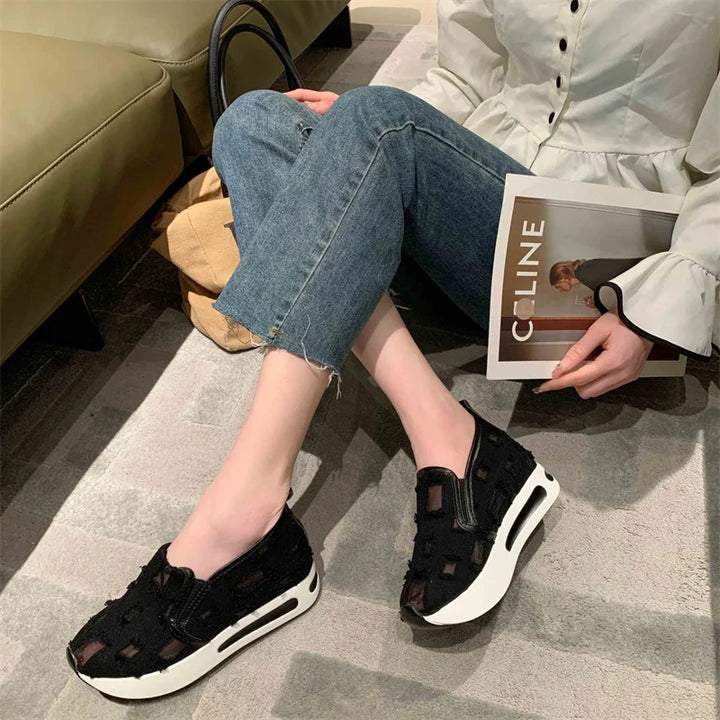Luftige Damen-Slipper mit Cutouts und Plateau
