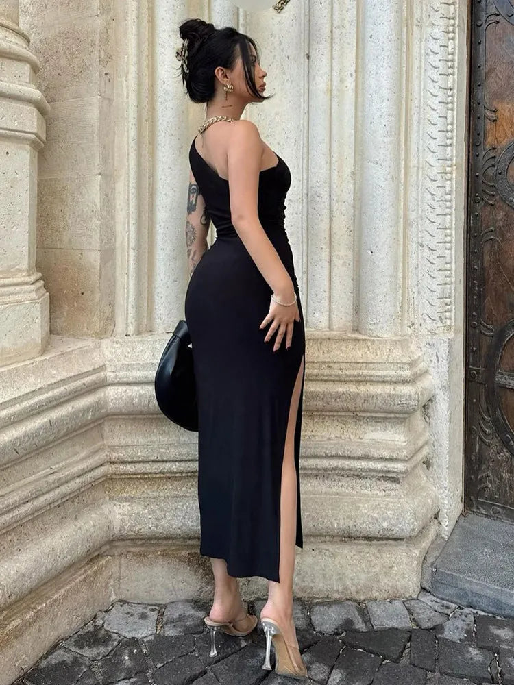 Asymmetrisches Midikleid mit Schlitz und Raffung auf einer Seite