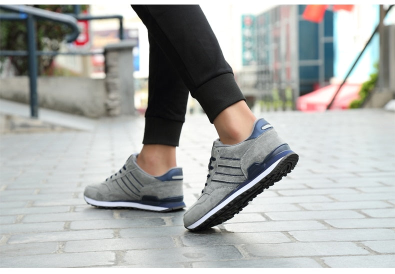 Klassische Herren-Sneakers aus Wildleder