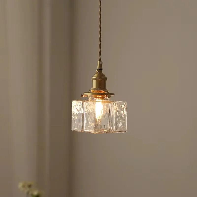 Vintage-Pendelleuchte mit Glasschirm und Messingfinish