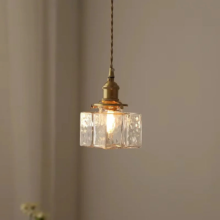 Vintage-Pendelleuchte mit Glasschirm und Messingfinish
