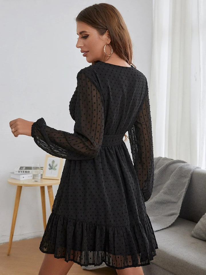 Kleid mit langen, transparenten Ärmeln und Rüschen