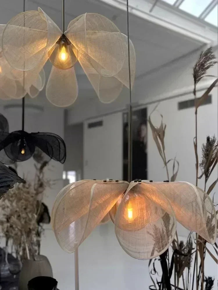 Pendelleuchte mit Blütenschirm – modernes Boho-Design