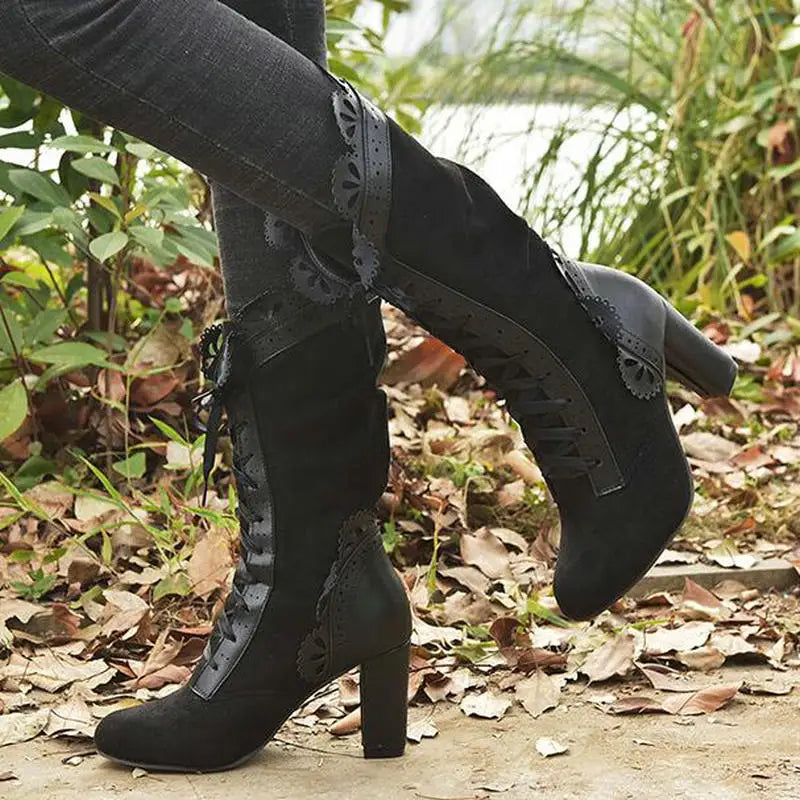 Damen-Schnürstiefeletten mit Absatz und filigranen Lochmustern