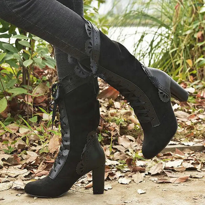Damen-Schnürstiefeletten mit Absatz und filigranen Lochmustern