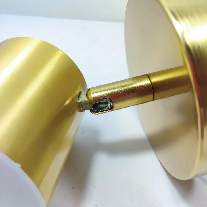 Moderne LED-Wandleuchte mit goldfarbenem Finish