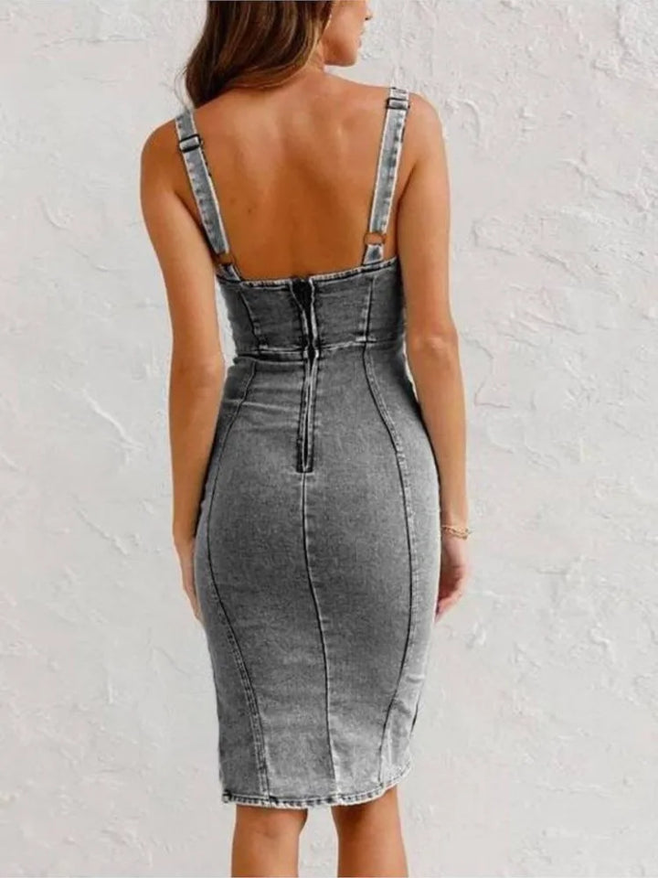 Figurbetontes Jeanskleid mit Schlitz, Trägern und Zipper hinten