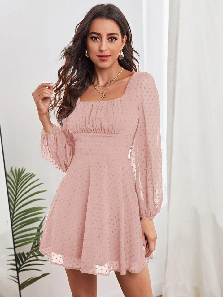 Hübsches Kleid mit durchbrochenem Muster und langen, gepufften Ärmeln