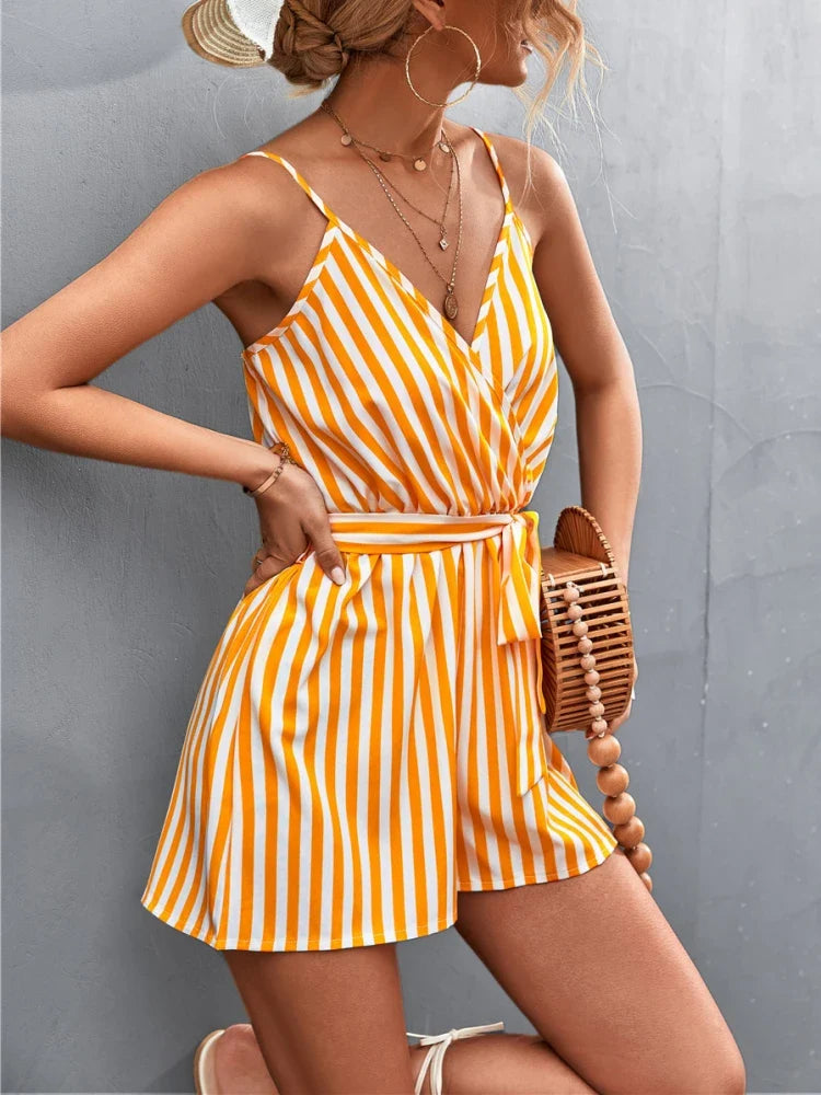 Sommerkleid mit Streifenmuster und Taillenbinde