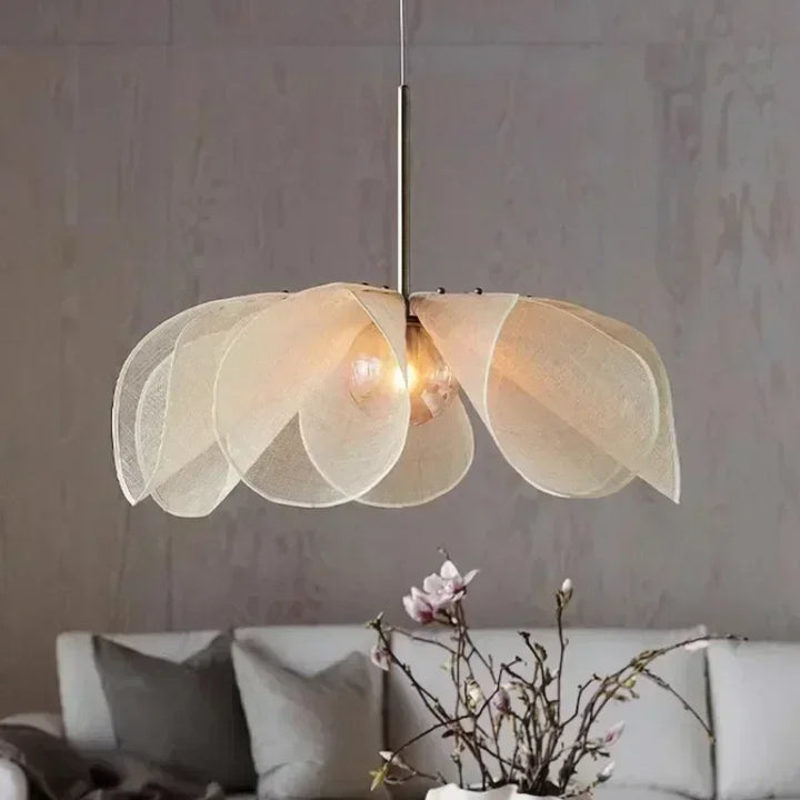 Pendelleuchte mit Blütenschirm – modernes Boho-Design