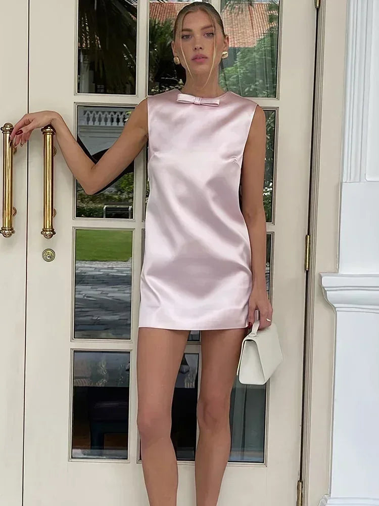 Minikleid aus Satin mit tiefem Rückenausschnitt und Schleife
