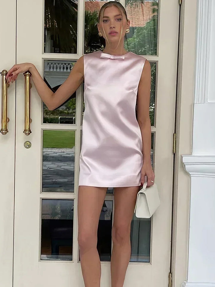 Minikleid aus Satin mit tiefem Rückenausschnitt und Schleife
