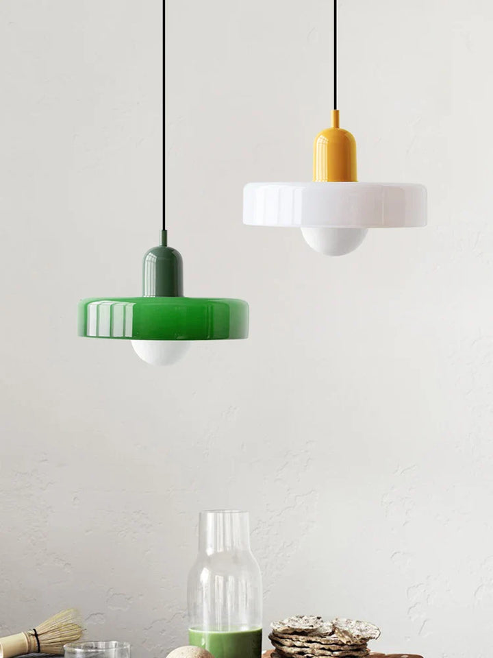 Moderne Pendelleuchte mit farbigem Glasschirm – Bauhaus-Design
