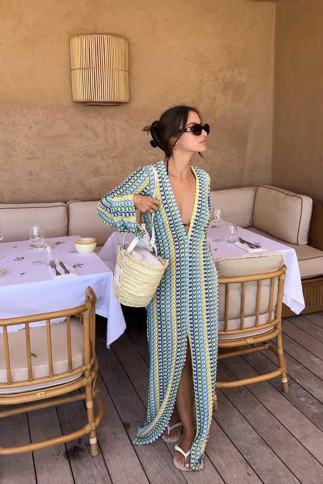 Langes Sommer-Häkelkleid im Boho-Stil mit tiefem Ausschnitt