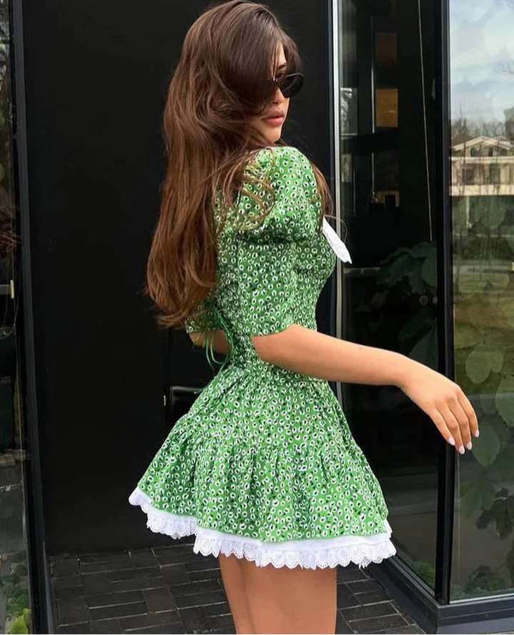 Retro-Minikleid mit Puffärmeln und Spitzenkragen in Weiß