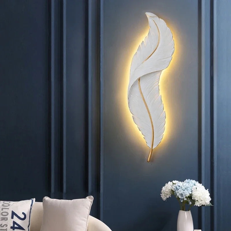 Wandleuchte in Federform – Elegantes Design mit warmem Licht
