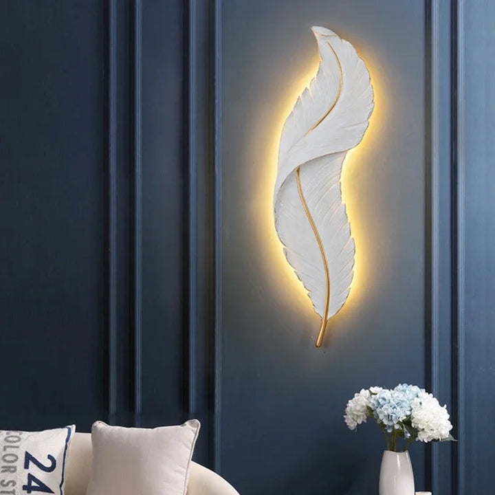 Wandleuchte in Federform – Elegantes Design mit warmem Licht