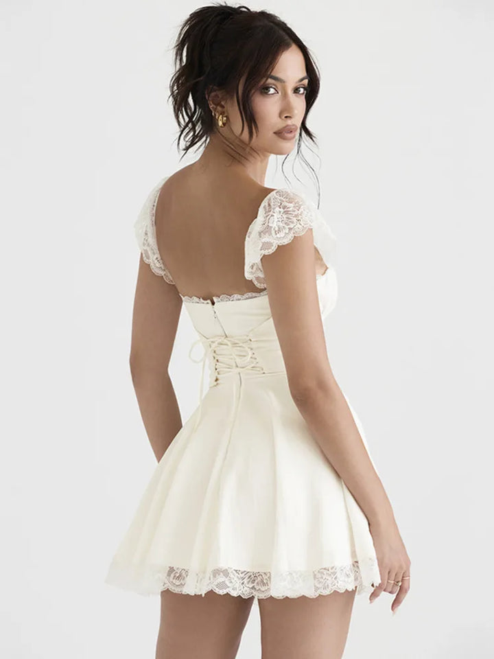 Damen-Minikleid mit Spitzenärmeln und ausgestelltem Unterteil