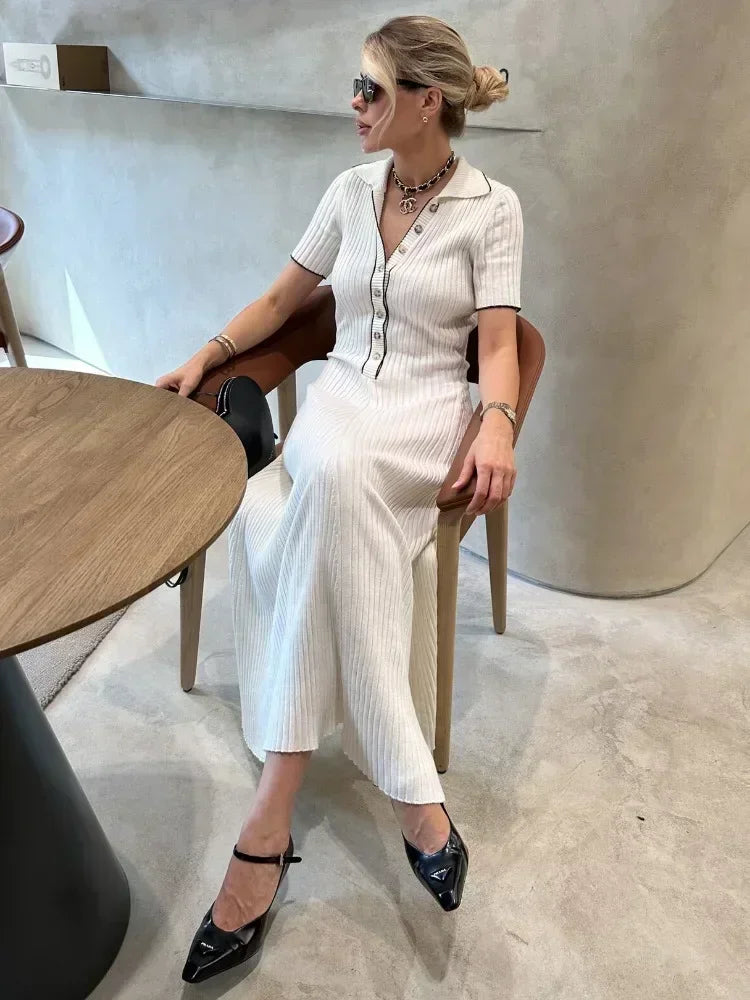 Elegantes Maxikleid aus plissiertem Stoff