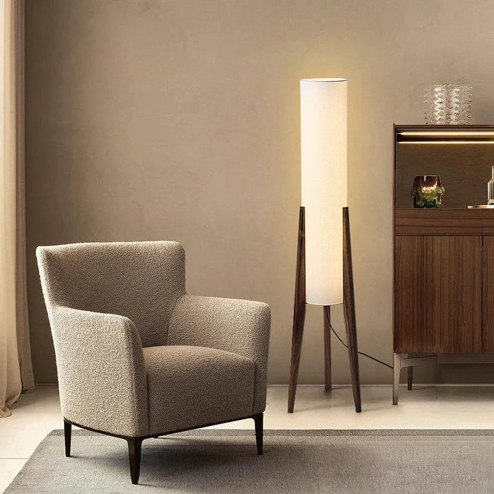 Moderne Stehlampe mit Holzbeinen und Zylindersch irm