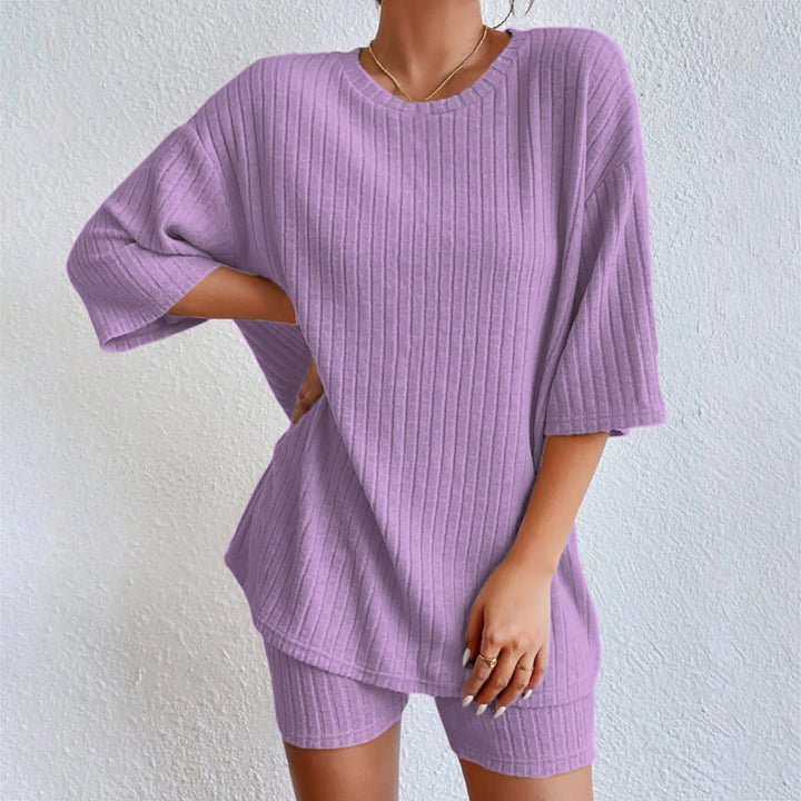 Bequemes Strickset für zu Hause mit locker sitzendem Oberteil und kurzer Hose