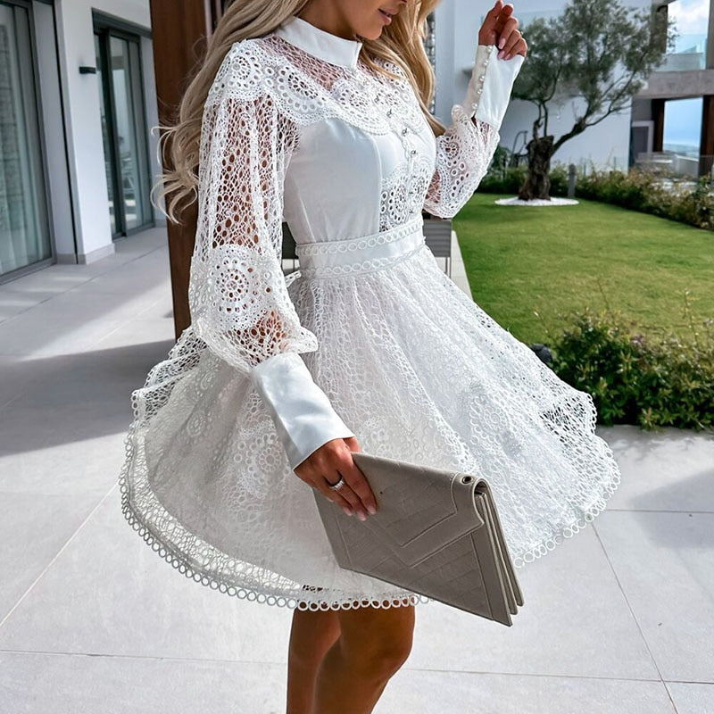 Spitzenkleid mit langen Ärmeln und Schlüsselbund