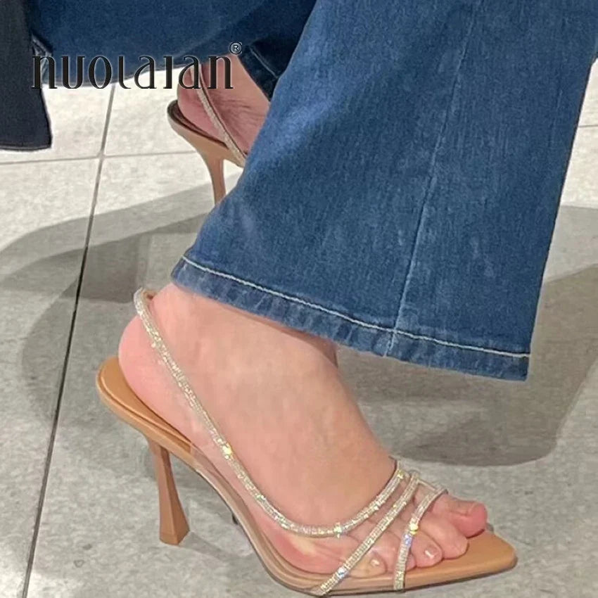 Elegante Damenstilettos mit Kristallriemen