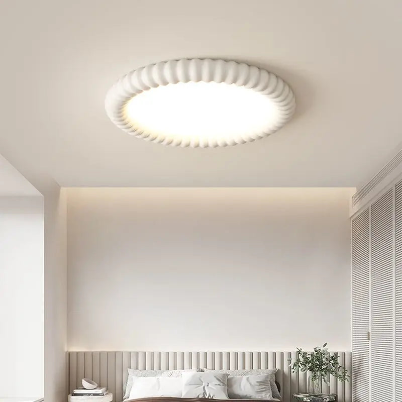 Moderne LED-Deckenleuchte mit dekorativem Wellenrahmen