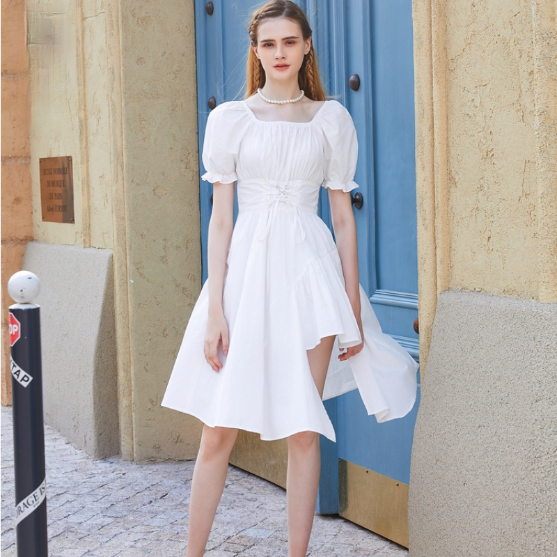 Elegantes Kleid mit Ärmeln und Taillenband