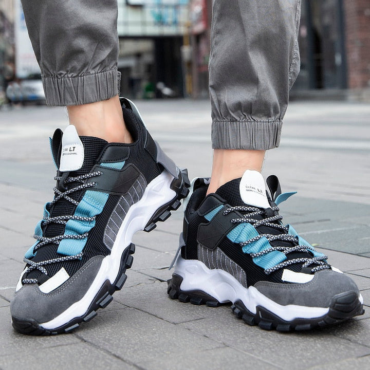Wandersneaker für Männer mit funktionellen Details