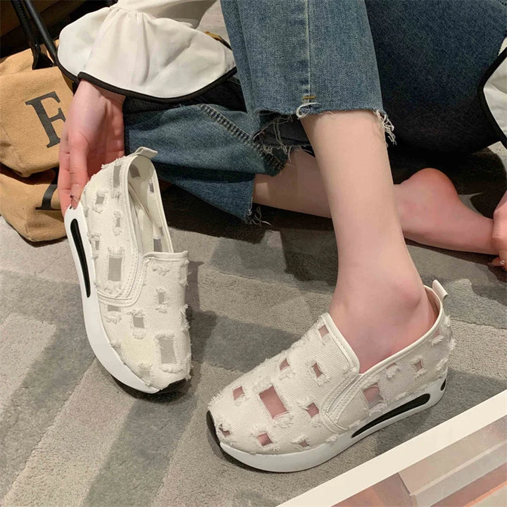 Luftige Damen-Slipper mit Cutouts und Plateau