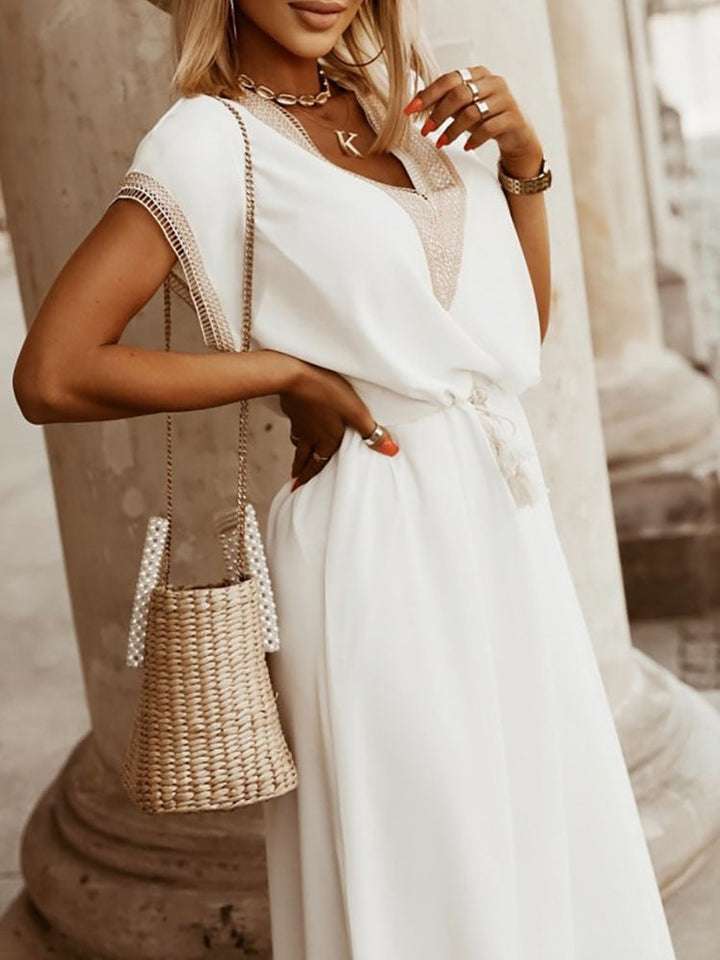 Elegantes Damenkleid mit dekorativen Details