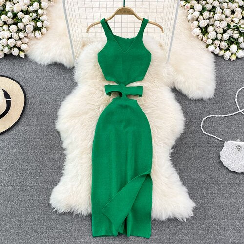 Modernes Abendkleid mit Ausschnitten und verzierten Krawatten