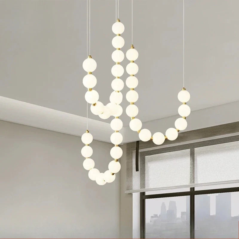 Moderne LED-Pendelleuchte – ausdrucksstarke Kugelkette aus Lichtbällen