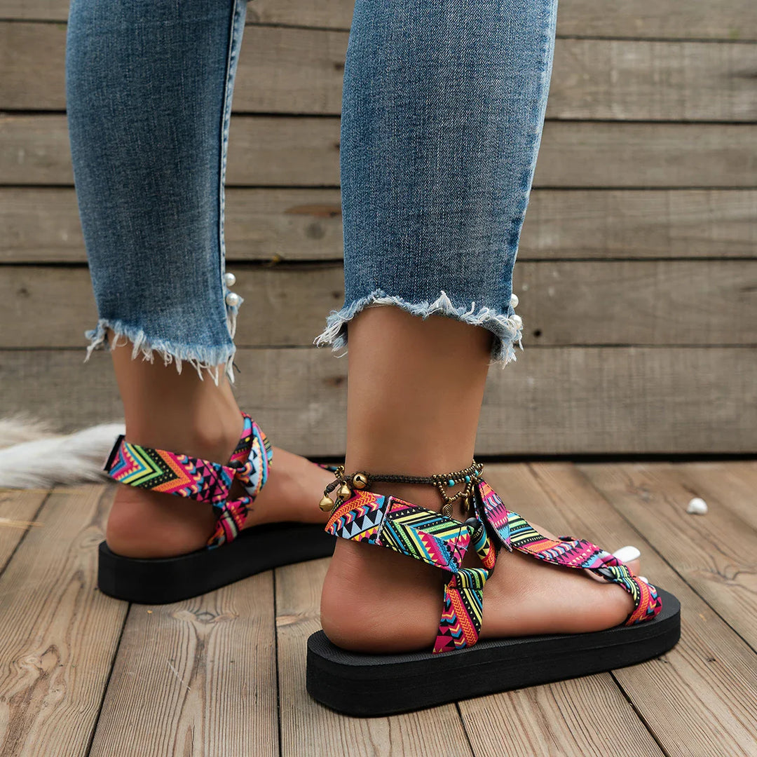 Bunte Damensandalen im Ethno-Stil