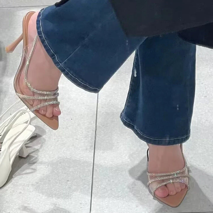 Elegante Damenstilettos mit Kristallriemen