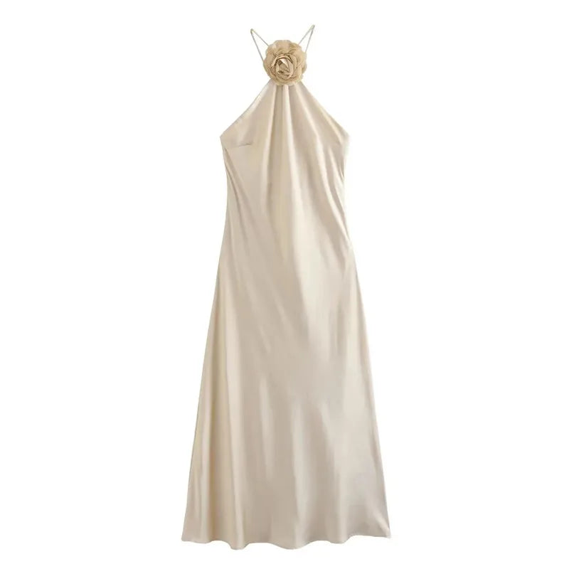 Midikleid aus Satin mit einer Blume am Ausschnitt und dünnen Trägern