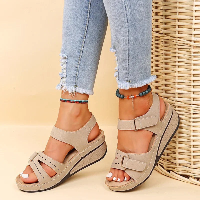 Orthopädische Damensandalen auf Ankern mit verstellbaren Riemen