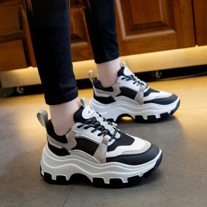 Damen-Sneakers im Retro-Stil mit kontrastierenden Einsätzen