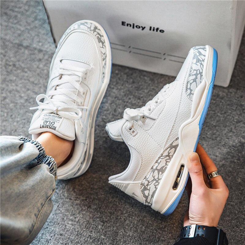 Hohe Herren-Turnschuhe im Basketball-Stil