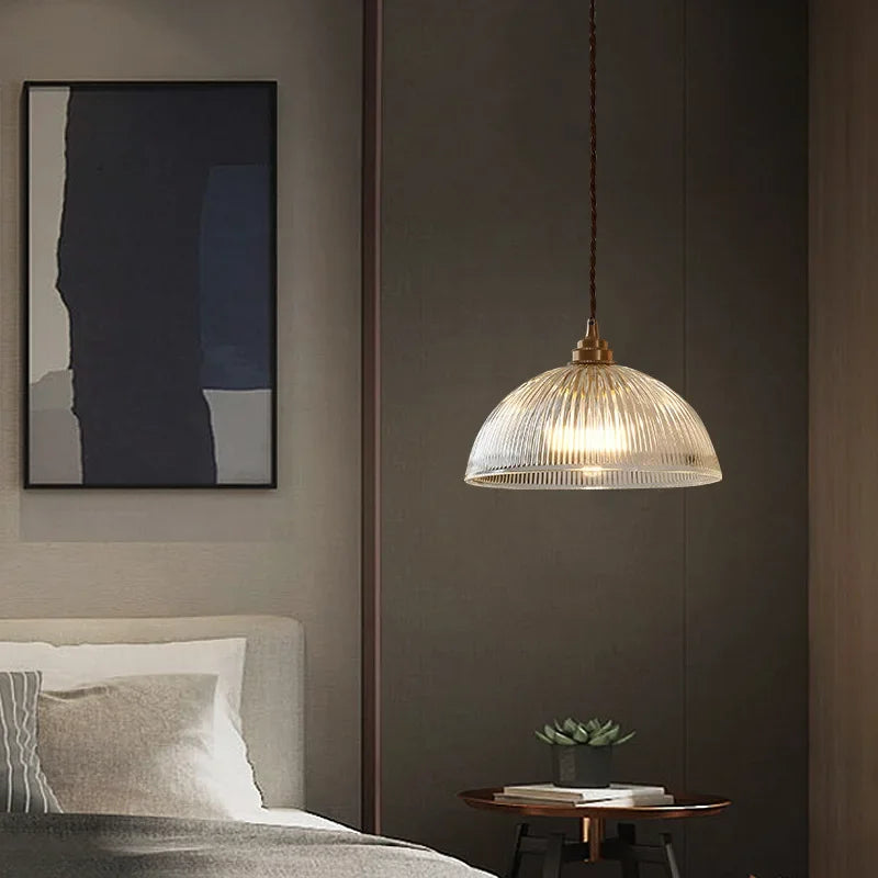 Retro-Pendelleuchte mit gerilltem Glasschirm und Messingfinish