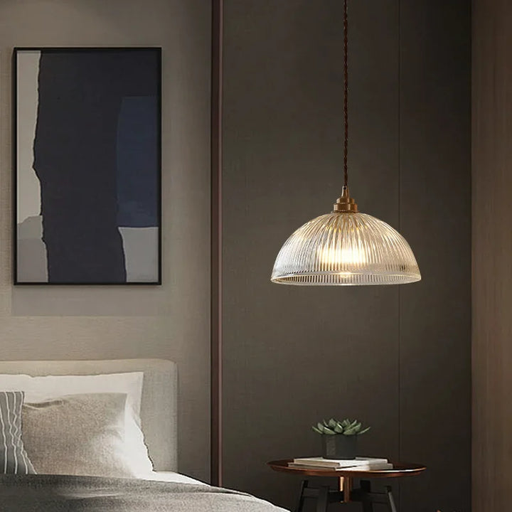 Retro-Pendelleuchte mit gerilltem Glasschirm und Messingfinish