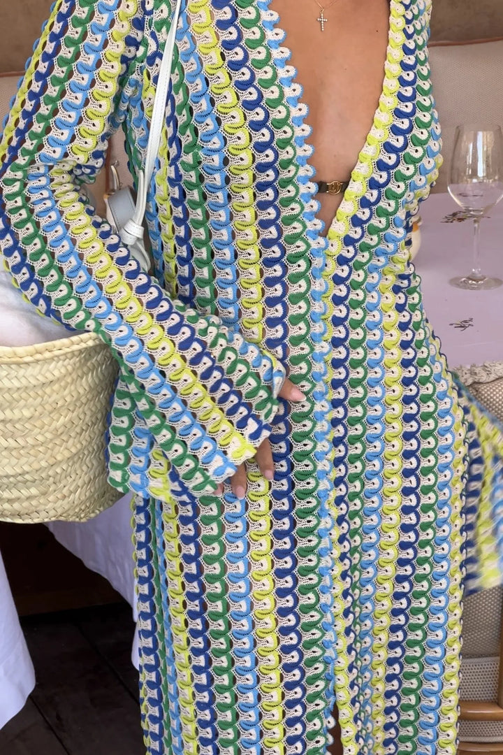 Langes Sommer-Häkelkleid im Boho-Stil mit tiefem Ausschnitt