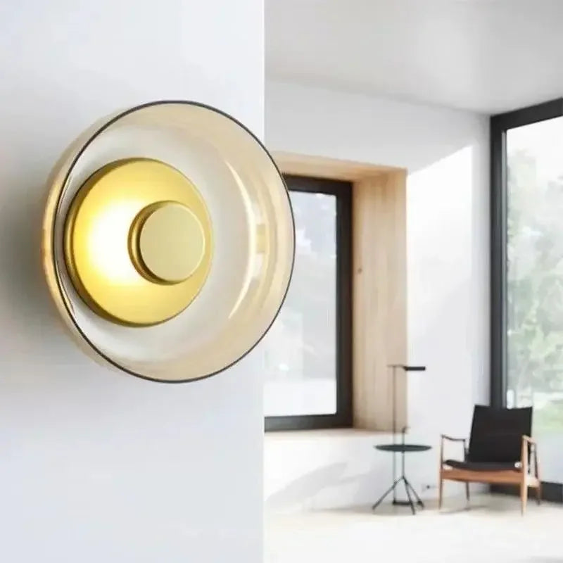 Moderne Wandleuchte mit rundem Glasschirm