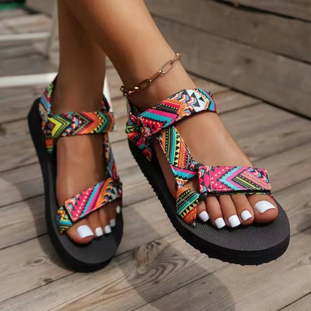 Bunte Damensandalen im Ethno-Stil